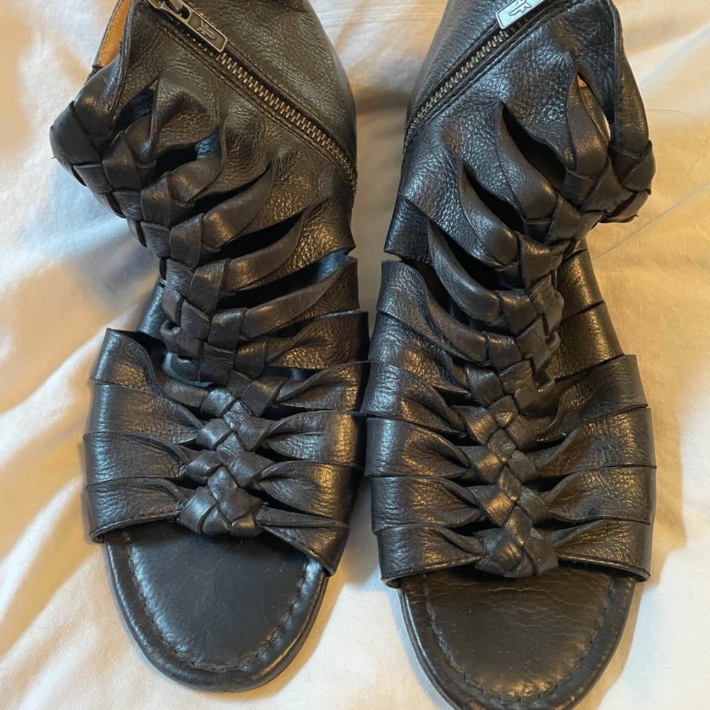 Frye Marlene Twisted Flats Size 9.5 good condition